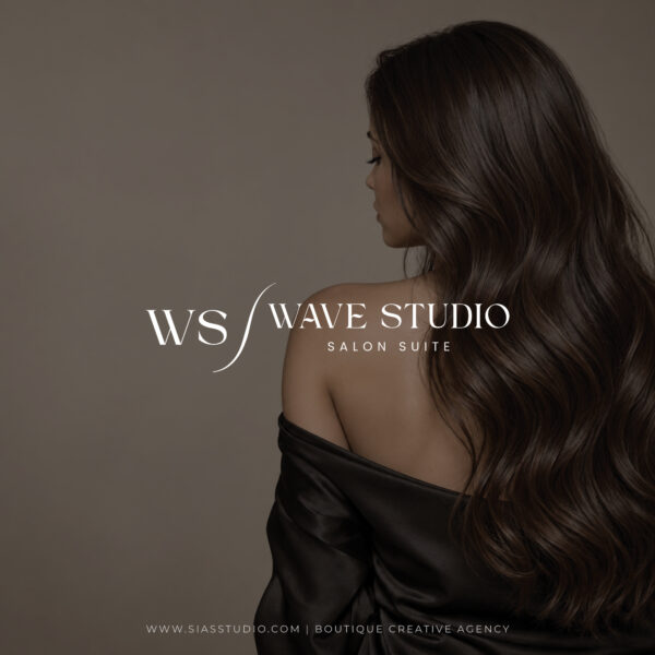 Logo semi-custom Wave Studio per hair salon applicato su un’elegante immagine femminile con lunghi capelli castani