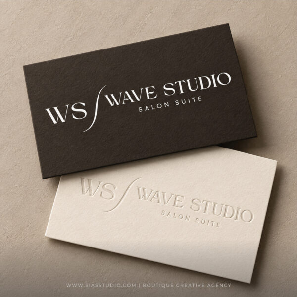Logo Wave Studio applicato a un raffinato mockup di biglietti da visita per hair salon