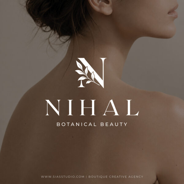 Logo semi-custom beauty Nihal con monogramma botanico su immagine femminile