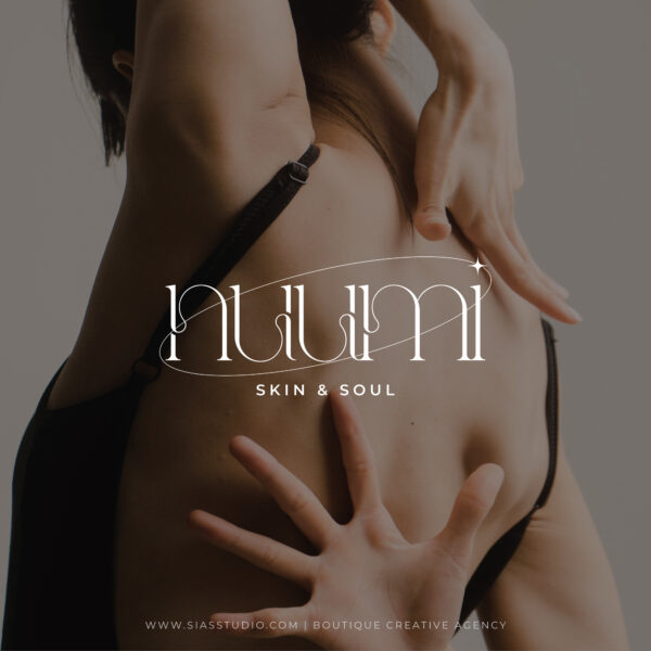 Logo semi-custom wellness Nuumi applicato su una fotografia femminile dedicata alla cura del corpo