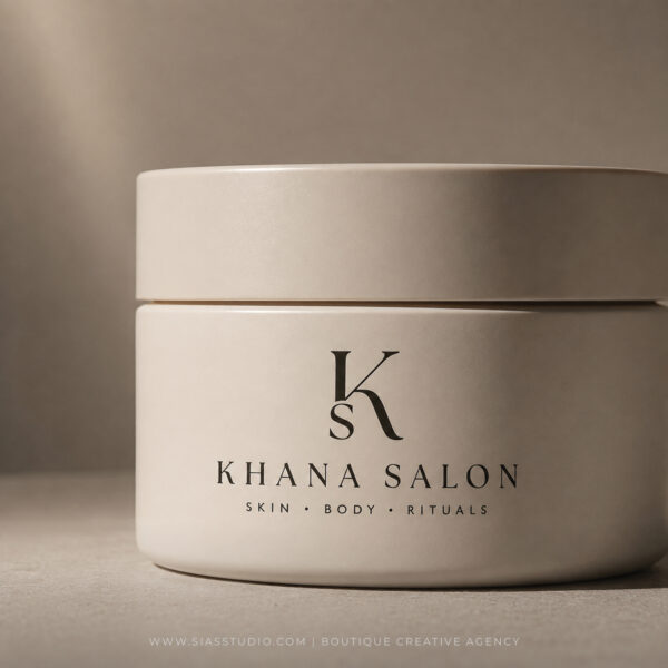 Logo Khana Salon applicato al packaging di un prodotto cosmetico