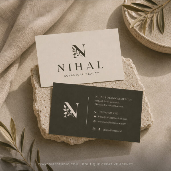 Logo botanico Nihal applicato a eleganti biglietti da visita