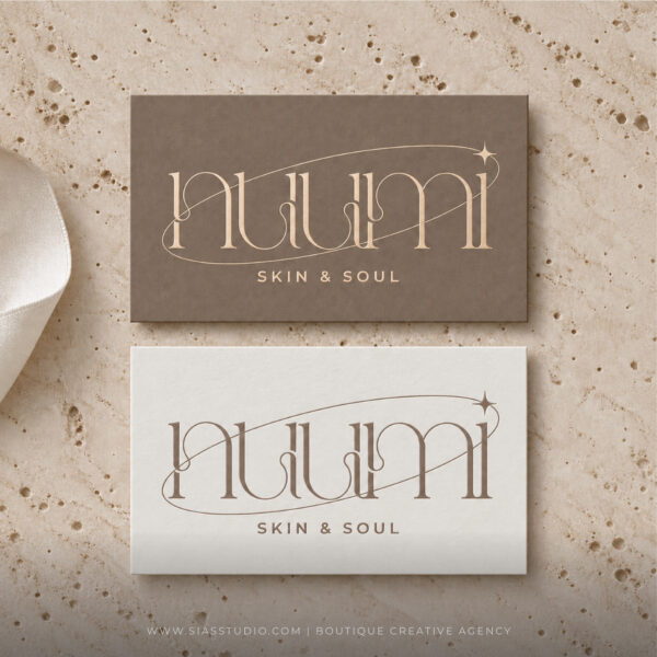 Logo Nuumi Skin & Soul applicato a due eleganti biglietti da visita color taupe e avorio